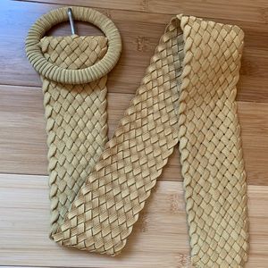 This is not a snake, it's a belt. Stretch Belt!